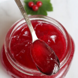 Bright redcurrant jelly has a clear appearance, even when you squeeze the jelly bag