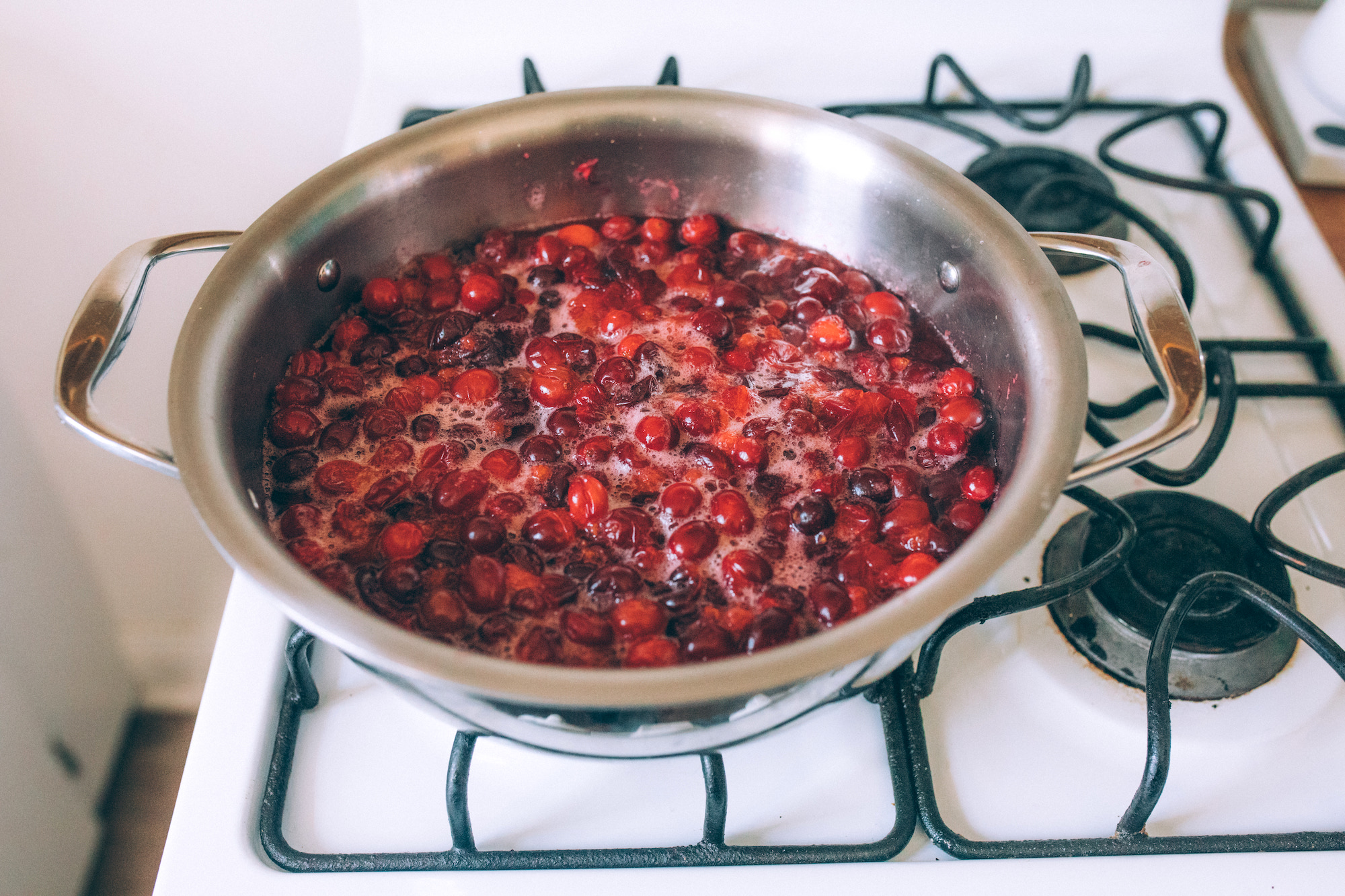 Cooking cranberries for jelly