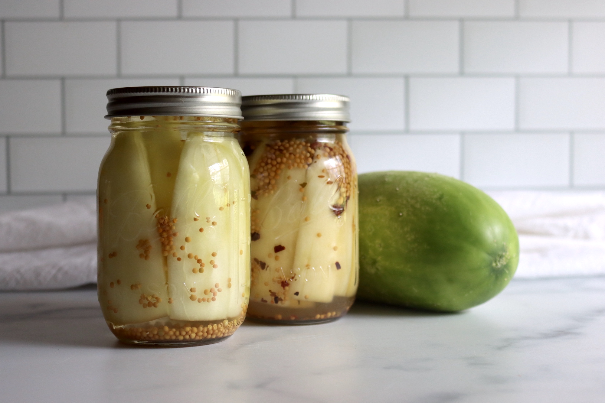 Senfgurken with and without pickling spices