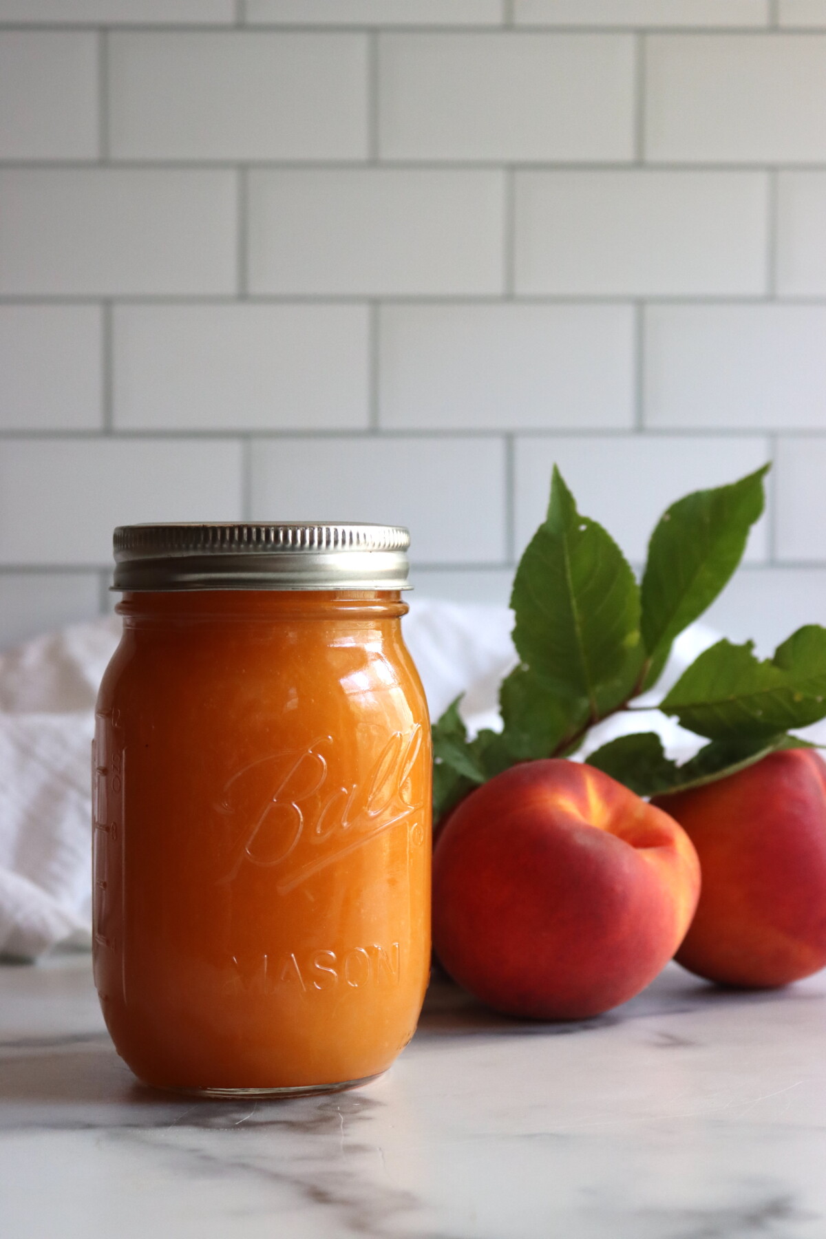 Peach applesauce in a pint and half pint jar